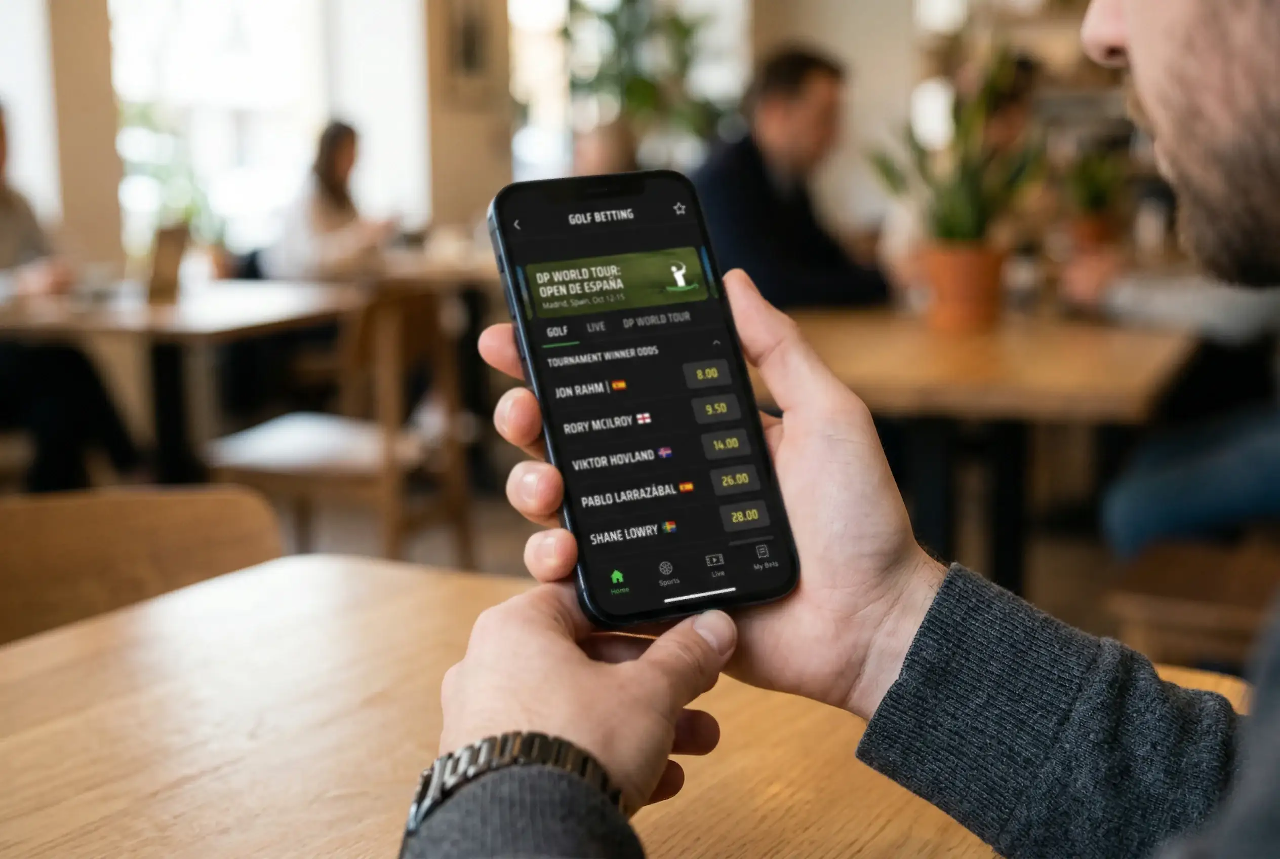 Apostante consultando cuotas de golf en tiempo real desde su smartphone en España
